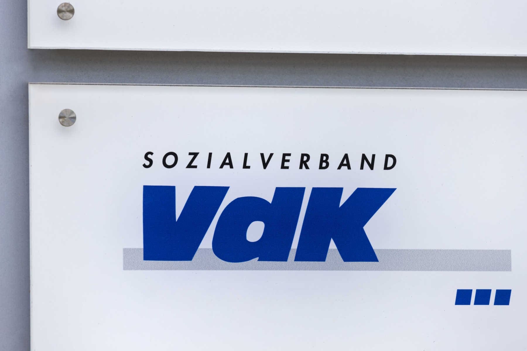 Firmenschild VdK Sozialverband an Hauswand