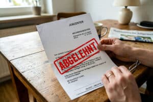 Mann mit Ablehnungsbescheid zum Grundischerungsgeld, dem Nachfolger des Bürgergeldes. Das Jobcenter hat die Leistungen abgelehnt, weil das Vermögen über dem neuen Freibetrag liegt.