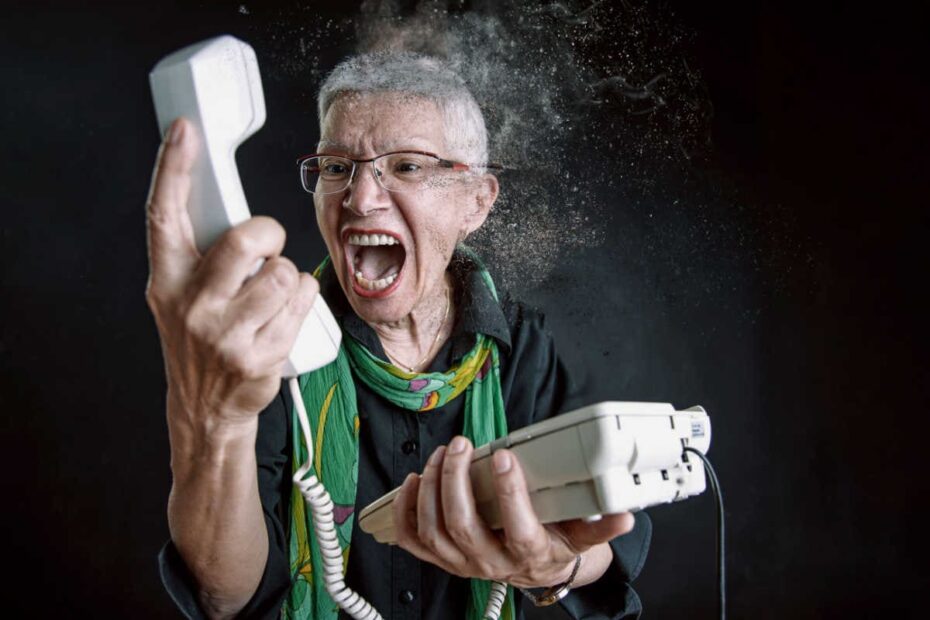 Wütende Frau mit Telefon in der Hand