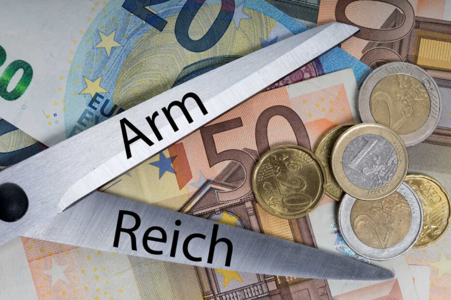 Schere mit Aufschrift Arm und Reich auf Euro Geld
