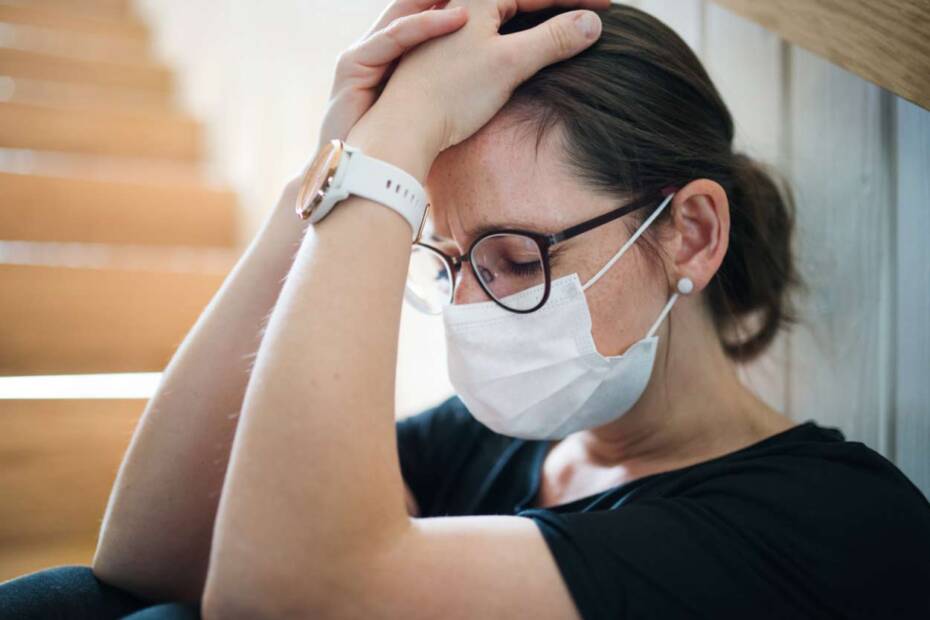 Traurige Frau mit Gesichtsmaske