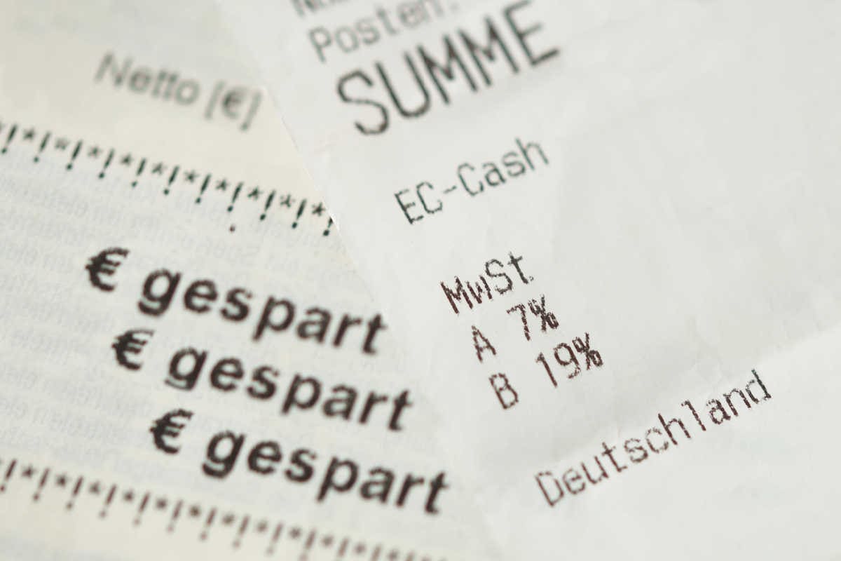 Kassenbon mit Aufschrift "gespart" und Prozente Mehrwertsteuer
