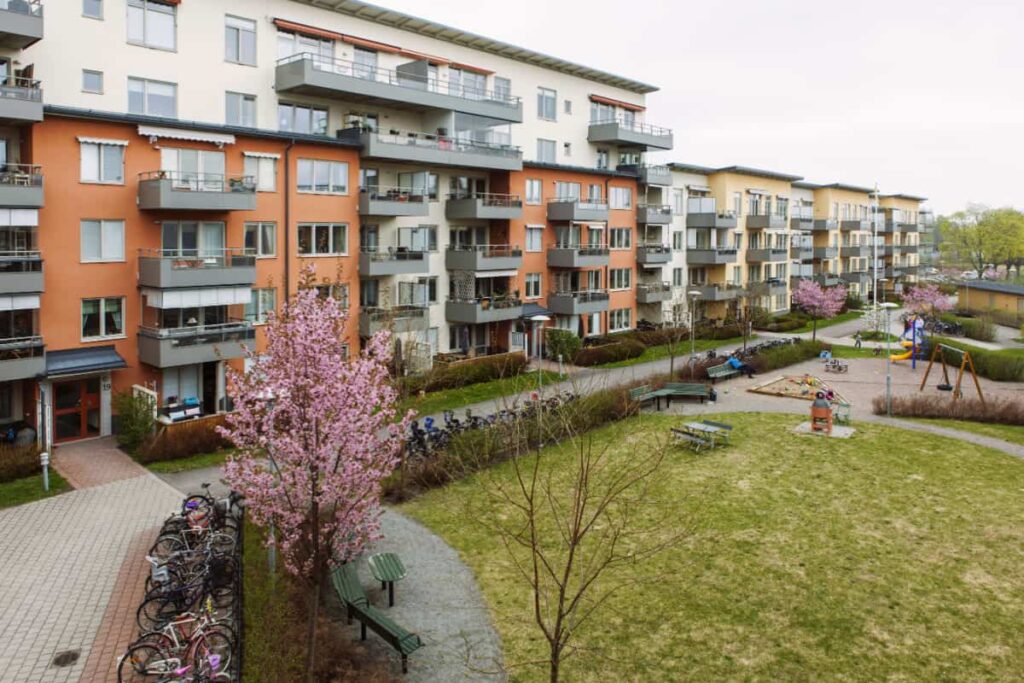 Wohnhaus mit Garten und Spielplatz
