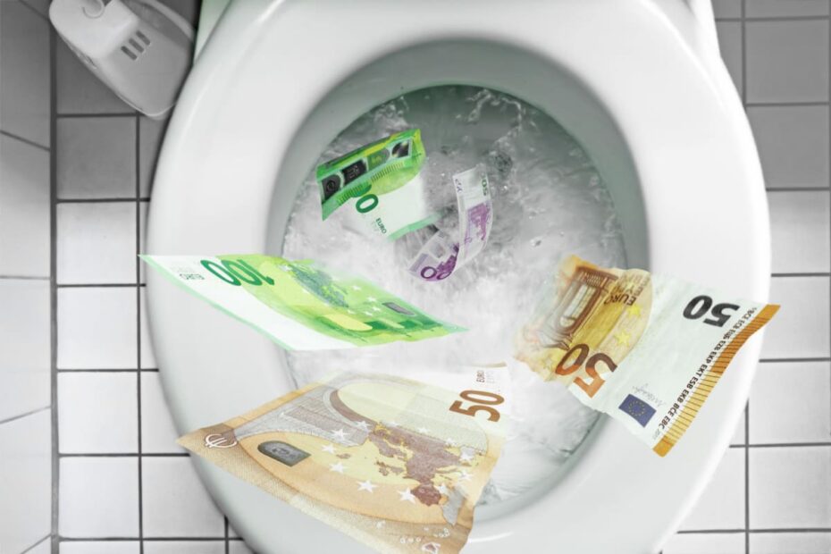 Euro Geldscheine werden Toilette runtergespült als Symbol für Geldverschwendung