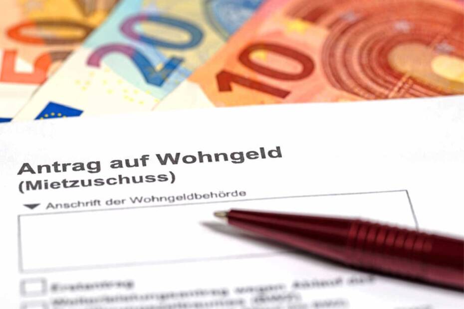 Antrag auf Wohngeld mit Stift und Bargeld Euro