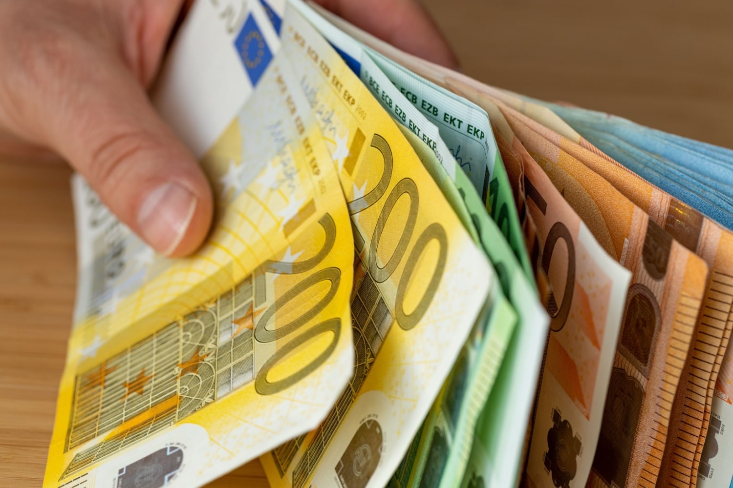Hand zählt einige Euro-Geldscheine